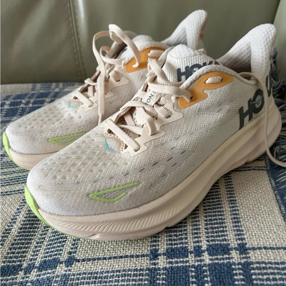 Women’s HOKA Clifton 9 Sneakers Running Shoes size 7
